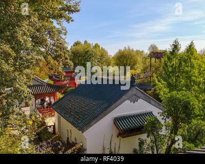 Settembre 2018 - Brugelette, Belgio: Vista sul giardino Cinese con architettura tradizionale nel award wining zoo Pairi Daiza Foto Stock