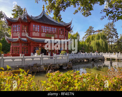 Settembre 2018 - Brugelette, Belgio: Il padiglione Tè nel tradizionale colore rosso con tetto blu travi in giardino cinese nel giardino zoologico Pairi Daiza Foto Stock
