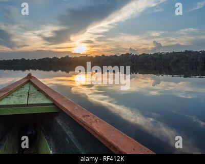 Paumari, Brasile- Dicembre 07, 2017: Tradizionale, barca indiano e bella vista con la riflessione nella laguna di giungla amazzonica. durante il tramonto. Lat Foto Stock