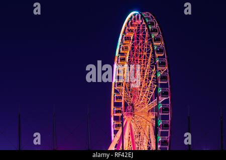 Montreal, Quebec, Canada, 2017 - La grande ruota in Old Montreal illuminata. Vista colorate di notte, nessun movimento Foto Stock