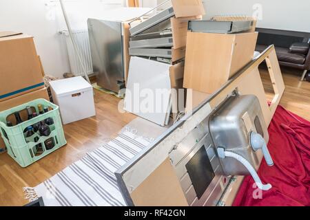 Cucina stabiliti nel soggiorno, smontato in singole parti Foto Stock