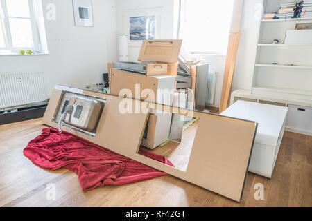 Cucina stabiliti nel soggiorno, smontato in singole parti Foto Stock