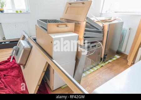 Cucina stabiliti nel soggiorno, smontato in singole parti Foto Stock