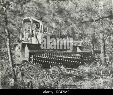 . Economia dell'assottigliamento stagnava Ponderosa Pine alberello sorge in pino-erba aree centrali di Washington. Ponderosa Pine Washington (stato) assottigliamento. Figura 7.-un 'Tomahawk" montato su un D-6 trattore cingolato. Questo attacco pesa circa 2.700 libbre ed è utile per la frantumazione di slash e spazzola. acro; e macchina palificate e masterizzazione, $30 a $60 per acro a seconda della densità di supporto dopo l'assottigliamento. Il costo di entrambi i metodi aumenta con l'aumento del supporto assottigliato densità come più cura e tempo sono ri- quired a manovrare macchine a più pesante di livelli di stoccaggio. Altri presente la rotazione co Foto Stock