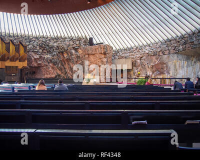 HELSINKI, Finlandia-marzo 27, 2016: Interno della Chiesa Temppeliaukio (aka Chiesa di roccia e chiesa rupestre) da architetti Timo e Tuomo Suomalainen Foto Stock