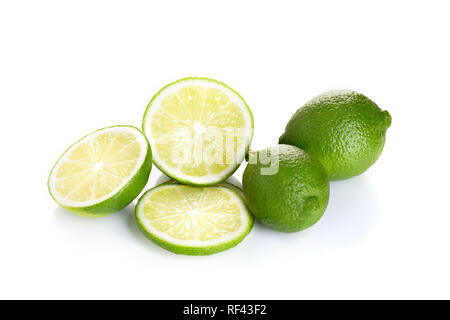 Lime. Fresh cut calce frutti isolati su sfondo bianco. Agrumi Foto Stock