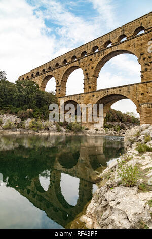 Antico Acquedotto Romano di Pont du Gard in Francia Foto Stock