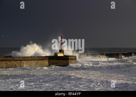 Tempesta onde di oltre il faro del porto di fiume Douro, Portogallo. In tarda serata la luce. Foto Stock