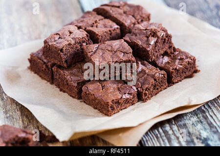 Pezzi di pane appena sfornato brownie al cioccolato rustico di legno, close-up, il fuoco selettivo Foto Stock
