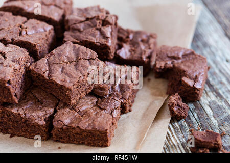 Pezzi di pane appena sfornato brownie al cioccolato rustico di legno, close-up, il fuoco selettivo Foto Stock