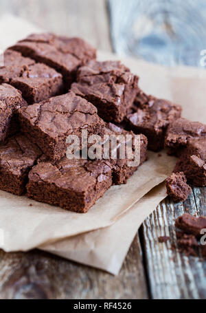 Pezzi di pane appena sfornato brownie al cioccolato rustico di legno, close-up, il fuoco selettivo Foto Stock