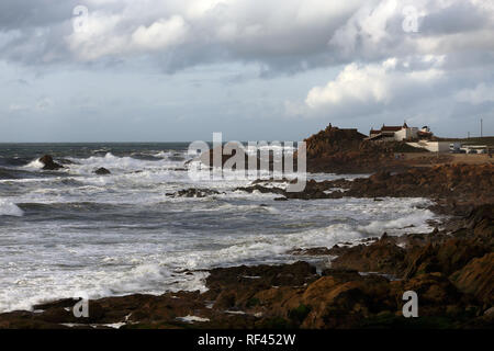 Boa Nova (Buona Novella), un bellissimo luogo portoghese della costa nord, Leca da Palmeira, vicino a Porto, Portogallo, con la sua splendida antica cappella e la f Foto Stock