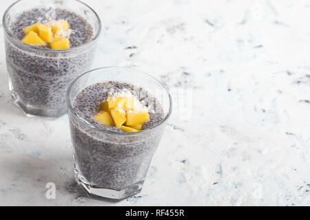 Mango chia il budino di latte di mandorle in bicchieri e sana prima colazione, pasti deliziosi dessert o snack Foto Stock