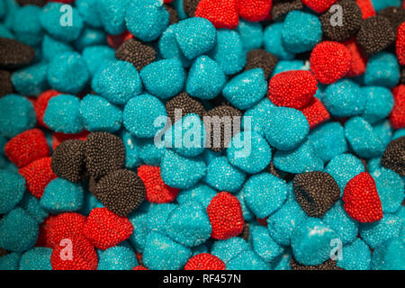 Nero Blu e rosso di caramelle in forma di lamponi e more Foto Stock