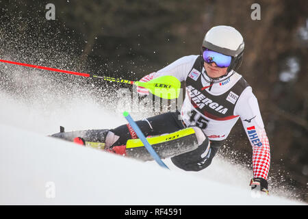 Zagabria, Croazia - 6 Gennaio 2019 : Elias Kolega dalla Croazia compete durante l'Audi FIS Coppa del Mondo di Sci Alpino Slalom Mens, Snow Queen Trophy 2019 in Foto Stock