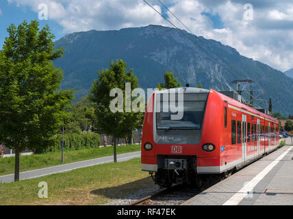 Un DB-426 aluci a Ruhpolding con il Rauschberg in background. Alta Baviera, Germania, Europa Foto Stock