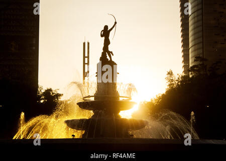 Città del Messico - gennaio 18.2019 Cacciatrice Fontana Diana è una fontana monumentale di Diana si trova nella rotonda al Paseo de la Reforma. Foto Stock