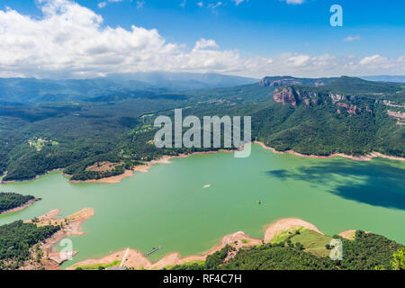 Vista della Sau Reservoir dal punto di alta. (Catalogna, Spagna) Foto Stock