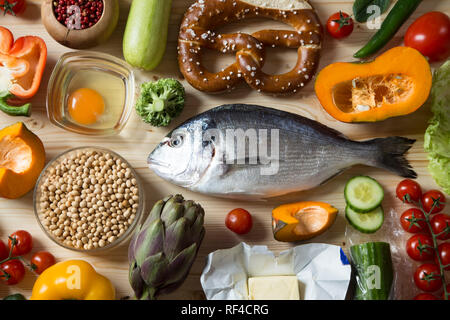 Ingredienti alimentari su sfondo di legno Foto Stock