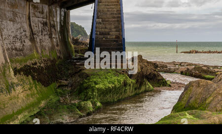 Un giorno nuvoloso sul canale di Bristol costa nella Combe Martin, North Devon, Inghilterra, Regno Unito Foto Stock