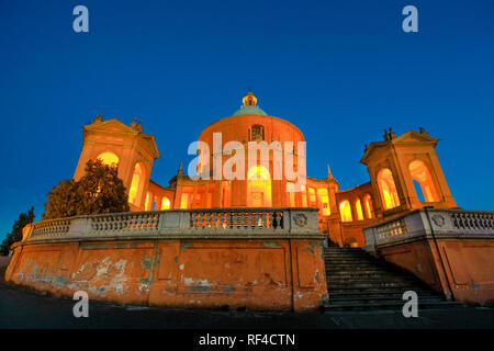 Ingresso del Santuario della Madonna di San Luca a blue ora. Basilica Chiesa di San Luca a Bologna, Emilia Romagna, Italia illuminata di notte. Famoso punto di riferimento cityscape. Foto Stock