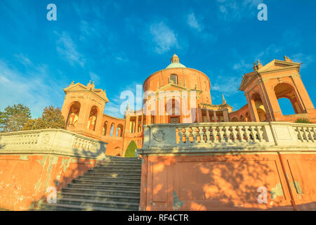 Ingresso del Santuario della Madonna di San Luca in una giornata soleggiata con cielo blu. Basilica Chiesa di San Luca a Bologna, Emilia Romagna, Italia. Famoso punto di riferimento cityscape. Foto Stock