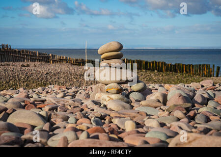 Una pila di pietra sulla spiaggia di Porlock Weir, Somerset, Inghilterra, Regno Unito Foto Stock