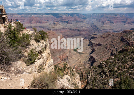 Splendida vista del Grand Canyon e il Bright Angel Trail da accanto a Lookout Studio, South Rim, il Parco Nazionale del Grand Canyon, Arizona, Stati Uniti. Foto Stock