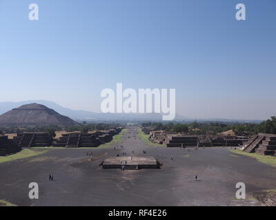 Bellezza Avenue dei morti e la Piramide del sole sulla sinistra al Teotihuacan rovine vicino alla capitale città del Messico paesaggi con cielo blu chiaro nel 2018 caldo sole Foto Stock