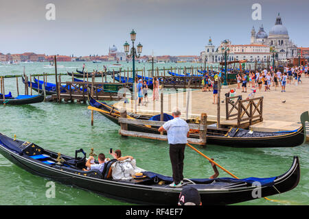 Gondole in Piazza San Marco Pier. Venezia, Italia. L'Europa. Foto Stock