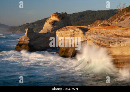 Onde che si infrangono sulle scogliere di arenaria a Cape Kiwanda sulla centrale di Oregon Coast. Foto Stock