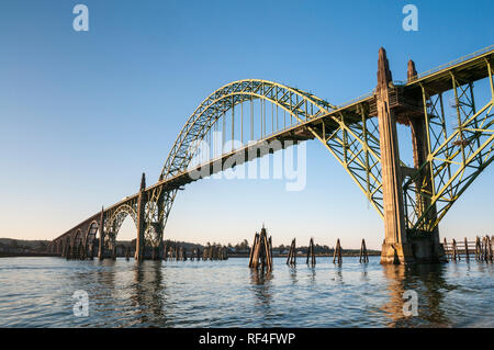 Yaquina Bay Bridge, Newport, central Oregon Coast. Foto Stock