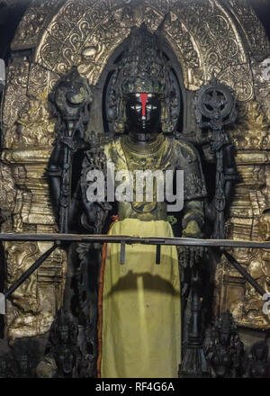 Belur, Karnataka, India - 2 Novembre 2013: Chennakeshava Tempio. Santuario principale prima di iniziare la cerimonia Abisheka. Nero statua del signore Vish Foto Stock