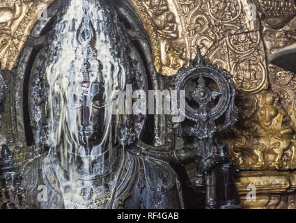 Belur, Karnataka, India - 2 Novembre 2013: Chennakeshava Tempio. Santuario principale prima di iniziare la cerimonia Abisheka. Primo piano della statua di nero di Foto Stock