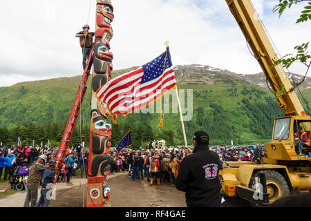 Una folla di gente dal Tlingit, Tsimshian e Haida tribù si sono riuniti per una tradizionale Native American Indian totem pole di sollevamento, Juneau, in Alaska Foto Stock