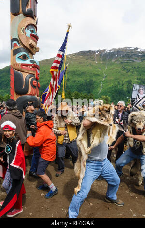 Una folla di gente dal Tlingit, Tsimshian e Haida nativo americano della tribù indiane si sono riuniti per un totem pole di sollevamento, Juneau, in Alaska Foto Stock