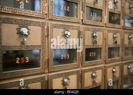 Caselle postali e un ufficio postale che utilizza una combinazione di sbloccare le caselle postali. Foto Stock
