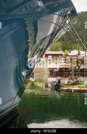 Piccole barche da pesca e massiccia quota di imbarcazioni del porto nella piccola cittadina di Hoonah, Alaska, Stati Uniti Foto Stock