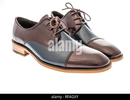 Una coppia di derby navy multi cap toe vestono scarpe isolato su un background Foto Stock