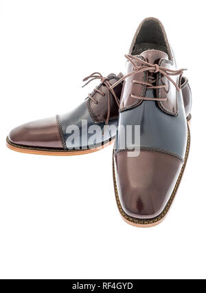 Una coppia di derby navy multi cap toe vestono scarpe isolato su un background Foto Stock