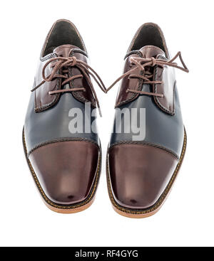 Una coppia di derby navy multi cap toe vestono scarpe isolato su un background Foto Stock