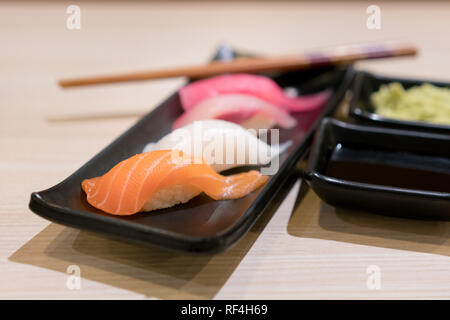 Rotolo di Sushi con salmone e fresco e mescolare insieme di sushi in lamiera nera - il cibo giapponese impostare lo stile al ristorante giapponese. Foto Stock