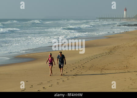 Durban, KwaZulu-Natal, Sud Africa, coppia di anziani a piedi su Umhlanga Rocks Beach, senior, coppie Foto Stock