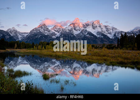 WY02925-00...WYOMING - la luce del sole di toccare la Tetons da Schwabacher atterraggio sul fiume Snake nel Parco Nazionale di Grand Teton. Foto Stock
