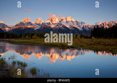 WY02927-00...WYOMING - la luce del sole di toccare la Tetons al mattino presto visto dal Schwabacher atterraggio sul fiume Snake in Grand Teton National Pa Foto Stock