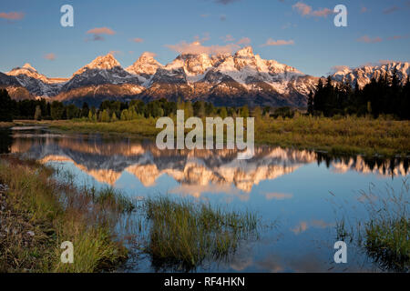 WY02929-00...WYOMING - la luce del sole di toccare la Tetons al mattino presto visto dal Schwabacher atterraggio sul fiume Snake in Grand Teton National Pa Foto Stock