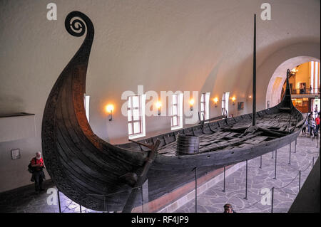 Lunga grande nave vichinga drakkar rovina la visualizzazione nel Museo della Nave Vichinga di Bygdoy, Oslo, Norvegia Foto Stock