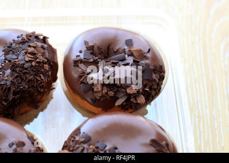 Close up di cioccolato ciambelle rivestite Foto Stock