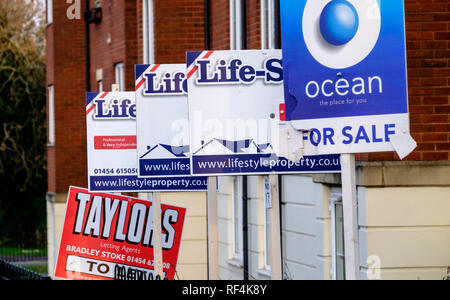 Alloggiamento del Regno Unito mercato. Per vendite segni in Bradley Stoke. sud glos Foto Stock