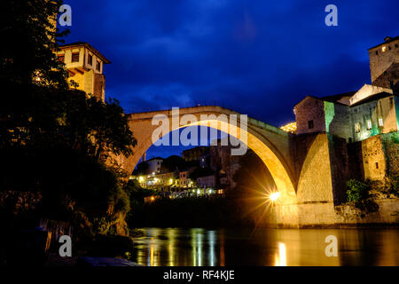 Il Stari Most ponte sopra il fiume Neretva a Mostar, in piedi in tutta la sua gloria contro la notte blu cielo Foto Stock